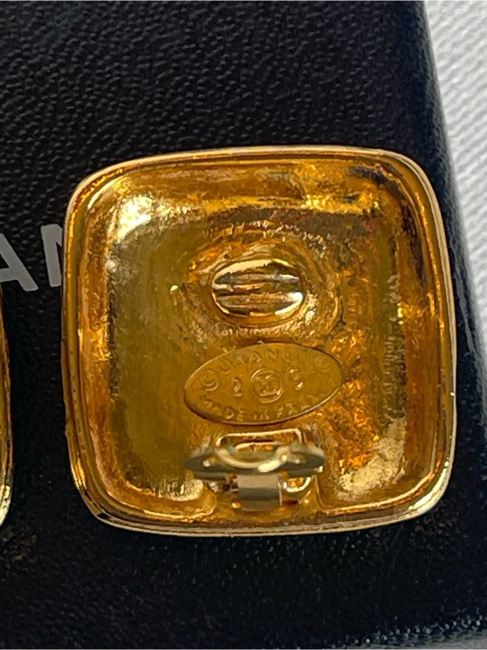 VINTAGE CHANEL 24K GOLD PLATED DIAMOND QUILTED SQUARE CLIP-ON EARRINGS FRANCE - Picture 5 of 14